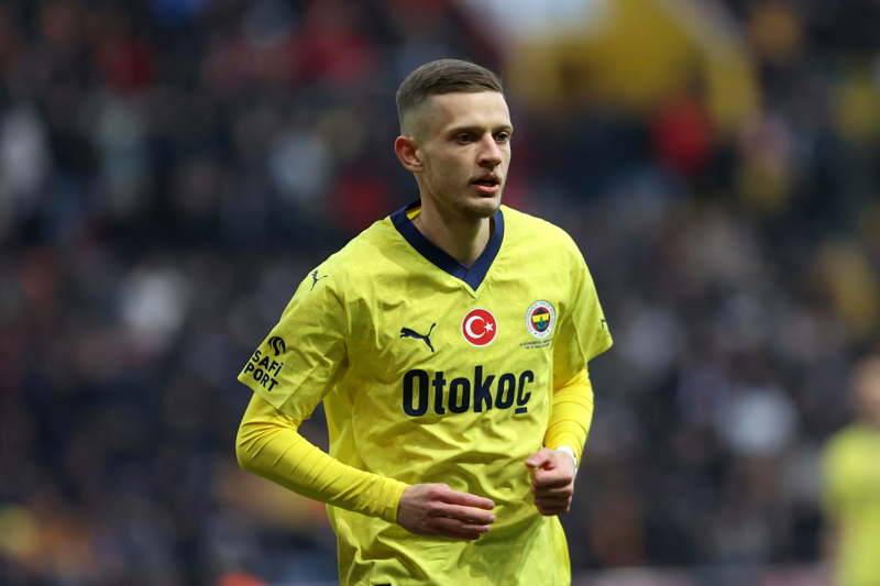 <p><b>SEBASTIAN SZYMANSKI</b></p><p>Fenerbahe'de Galatasaray derbisinde ok ey beklenen isimlerden biri de Sebastian Szymanski. Polonyal futbolcu, orta sahasna ve hcumdaki arkadalarna verecei destekle derbide ne kan oyunculardan biri olabilir. Beikta derbisinin uzatma dakikalarnda takmnn nc goln atan Szymanski, bu kez Kadky'de Galatasaray karsnda fileleri havalandrmaya alacak.</p>