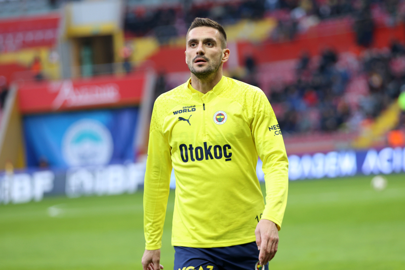<p><b>DUSAN TADIC</b></p><p>Fenerbahe'nin bu sezon kadrosuna katt isimlerden biri olan Dusan Tadic de derbide nemli bir snav verecek. Sar-lacivertli takmda saha iindeki liderliiyle de dikkat eken Tadic, derbide Galatasaray'n en gvendii isimlerden biri olan Sacha Boey'le mcadele edecek. Tadic, zellikle Edin Dzeko'ya yapaca servislerle Fenerbahe'nin hcumdaki en nemli kozlarndan biri olacak. Trabzonspor ve Beikta malarnda alar havalandran Srp futbolcu, Galatasaray karsnda da gol atarak Fenerbahe'nin ligdeki 3 byk rakibine de gol atma baars yakalamaya alacak.</p>