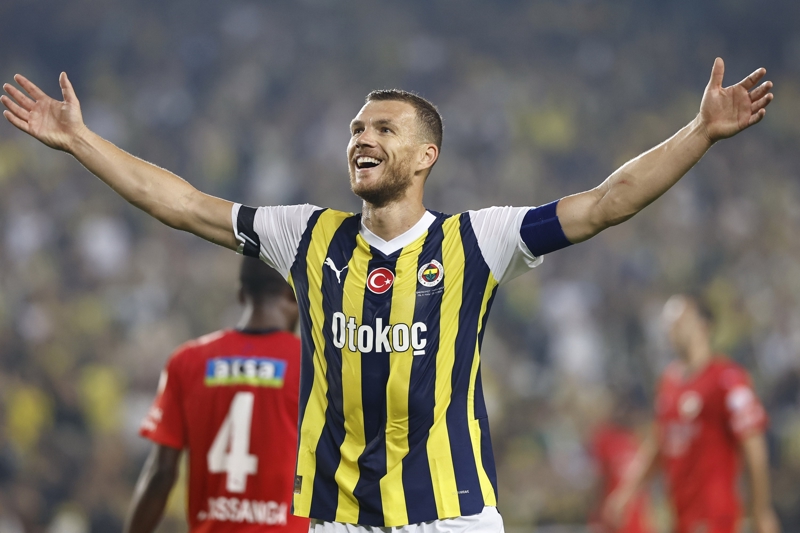 <p><b>EDIN DZEKO</b></p><p>Fenerbahe'nin tecrbeli golcs Edin Dzeko, kariyerinde birok byk maa karken, Trkiye'de ilk kez Galatasaray derbisinin heyecann yaayacak. Beikta ile deplasmanda oynanan mata gol ve iyi performansyla olduka dikkat eken Dzeko, bu kez ayn oyunu Galatasaray karsnda sergilemeye alacak. Fenerbahe'nin derbide bir numaral gol aya olacak Dzeko, ayn zamanda takm arkadalarna verecei paslar ve aaca alanlarla da derbinin kader adamlarndan biri olacak.</p>