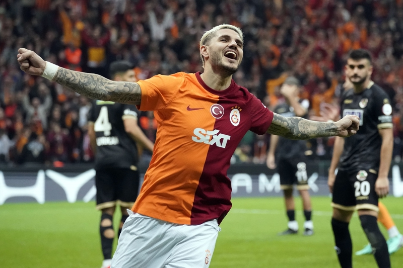 <p><b>MAURO ICARDI</b></p><p>Galatasaray'a imza attndan bu yana sar-krmzllar iin ikon olan Mauro Icardi, derbide de takmnn en nemli kozu olacak. Trkiye'de u ana kadar kt tm derbilerde (Fenerbahe, Beikta, Trabzonspor) gol atan Icardi, bu performansn Kadky'de de srdrmeye alacak. Kadky'de geen sezon oynanan mata sakatl nedeniyle ilk 11'de yer almayan ve 76'da oyuna dahil olan Arjantinli yldz, karlamay 1 gol ve 1 asistle tamamlamt. Icardi, bu kez 11 balayaca mata geen ylki performansnn da zerine kmay hedefleyecek.</p>