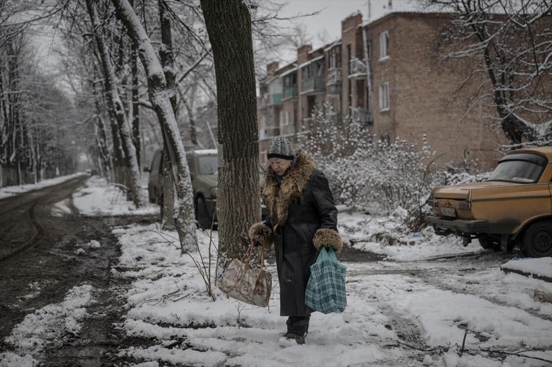 <p>Yakınları, akrabaları ve komşularının savaş nedeniyle bölgeden ayrılarak daha güvenli yerlere gittiğini kaydeden Nataliya, eşi ile burada yaşadığını söyledi.</p>