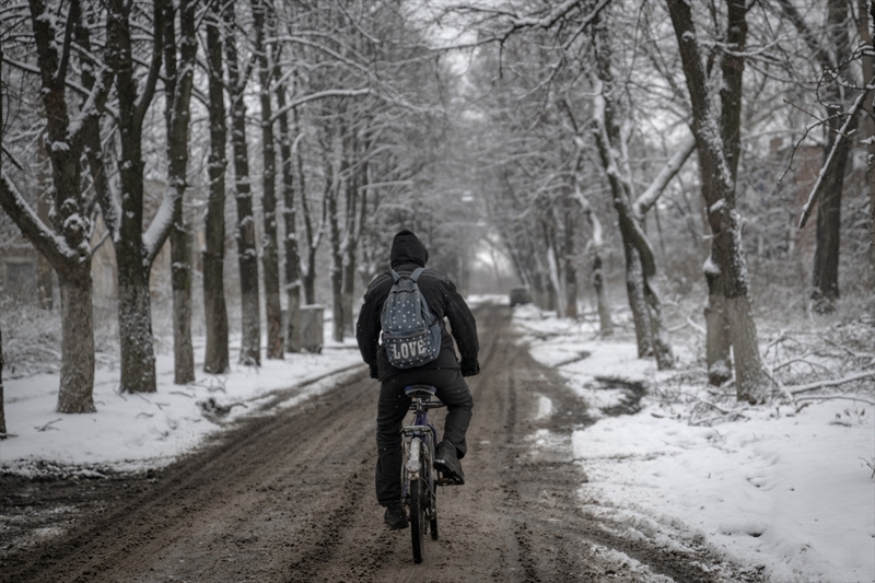 <p>Nataliya'nın eşi Genna, şehirde genelde emekli ve yaşlıların kaldığını ifade ederek ailelerin çocuklarını alarak güvenli bölgelere geçtiğini belirtti.</p>