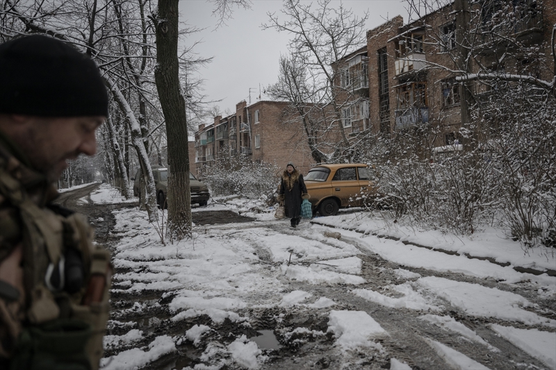 <p>'Depo veya sığınakta kalmak zorundayız. Yapacak bir şey yok. Genelde orada oturuyoruz, sonra çıkıyoruz, bu şekilde yaşıyoruz. Çoğu vaktimizi sığınakta geçiriyoruz.'</p>
