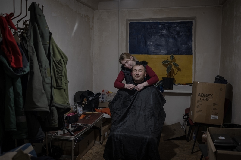 <p>Kar yağdığı için havaların soğuduğunu ve evde kalmanın zorlaştığını ifade eden Anatoliy, 'Ev çok soğuk. Dün odun sobasını kurdum. Ev ayrıca çok nemli. Gece birkaç battaniye örterek uyumaya çalışıyorum.' dedi.</p>