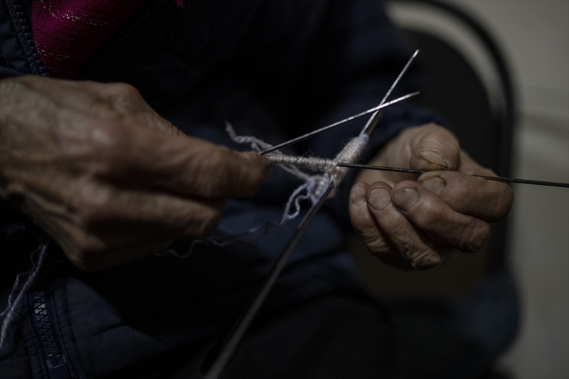 <p>Çasiv Yar'da topçu saldırıları nedeniyle hasar görmüş bir apartmanda tek başına yaşayan 84 yaşındaki Anatoliy, oldukça ağır şartlarda ayakta kalmaya çalıştığını belirtti.</p>