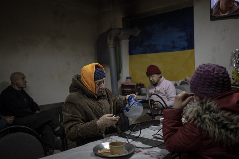 <p>Çasiv Yar'daki duruma ilişkin bilgi veren Genna, 'Bazen durum sakin, bazen ise çok hareketli. Önceden ne olacağını anlamak mümkün değil. Burada su, elektrik, doğal gaz yok, hiçbir şey yok.' dedi.</p>