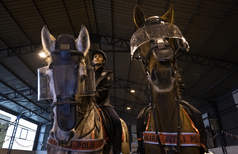 <p>Atı sevk ve idare etme kabiliyetine erişen polisler daha sonra, Türkiye'nin diğer illerinde de görevlerine devam ediyor.</p>