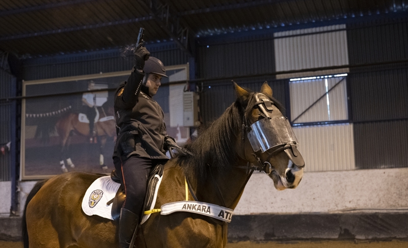 <p>Polisler, mesai arkadaşı olarak gördükleri hisli ve duygusal olan atları sevmenin yanı sıra onlarla ilgilenmenin de çok önemli olduğunu belirtiyor.</p>