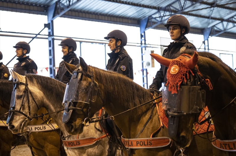 <p>Atlı polislerin kullandığı atlara, günde en az yarım saat antrenman yaptırılıyor ve sağlık durumları yakından takip ediliyor. Sağlığında problem görülen atlar klinik tedaviye alınıyor. Atların bakımları ve temizliği de yine bu merkezde özenle yapılıyor.</p>