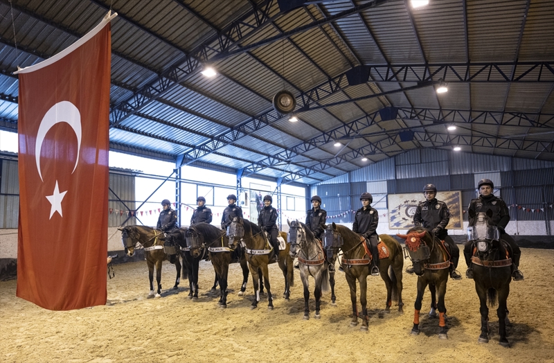 <p>Ayrıca merkezdeki atlar, eğitimlerinin yanı sıra sportif faaliyette bulunmak için Türkiye Binicilik Federasyonunun düzenlediği engel atlama yarışlarına da katılıyor.</p>