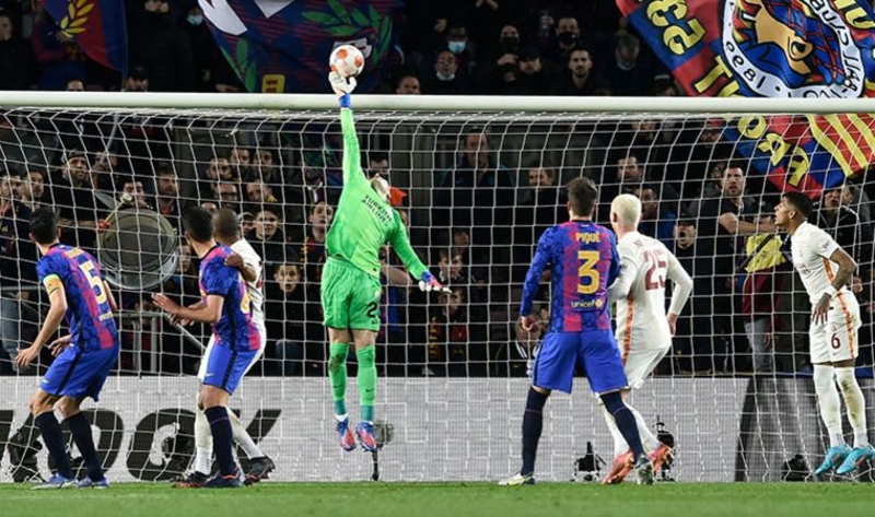 <p><b>'MUSLERA'YI SEVİYORUM'</b></p><p>'Muslera ile nasıl bir ilişkiniz var?'</p><p>'Çok güzel bir ilişkimiz var. 11-12 yıldır orada oynuyor ve Türkçe konuşuyor. Ciddi bir sakatlık yaşadığı için oraya gittim. Bana profesyonel ve kişisel düzeyde çok yardımcı oldu. Onu çok seviyorum. Ara sıra konuşuyoruz.'</p>