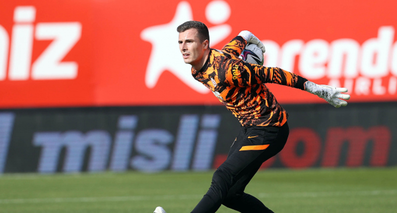 <p><b>'FIRSAT NE ZAMAN GELİR BİLİNMEZ'</b></p><p>'İkinci kaleci rolünde sabırlı olmanız gerekir çünkü fırsatın ne zaman geleceğini asla bilemezsiniz. Gerektiğinde iyi performans sergileyebilmek için tam hazır olmanız ve her zaman sanki oynayacakmışsınız gibi gibi antrenman yapmanız gerekir.'</p>