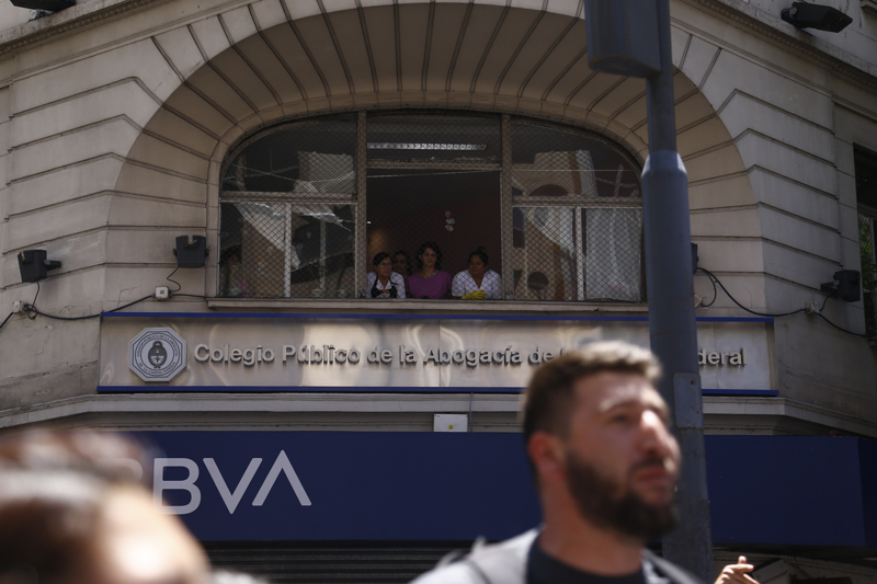 <p>Devlet Başkanı Milei'nin, ekonomide köklü değişimler vadettiği kuralsızlaştırma kararnamesinin anayasaya aykırı olduğunu savunan CGT, Kongre'nin bu karara karşı gelmesi gerektiğini belirtti.</p>