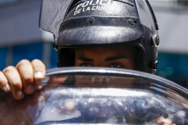 <p>Anayasa Mahkemesi Sarayı önünde gazetecilere açıklamada bulunan İşçi Sendikası Genel Sekreteri Gerardo Martinez, kuralsızlaştırma kararnamesine karşı olduklarını belirterek, 'Başkan Milei'nin meşruiyetini sorgulamıyoruz ancak onun güçler ayrılığına saygı duymasını istiyoruz. İşçiler anayasal haklarını savunuyor.' ifadesini kullandı.</p>