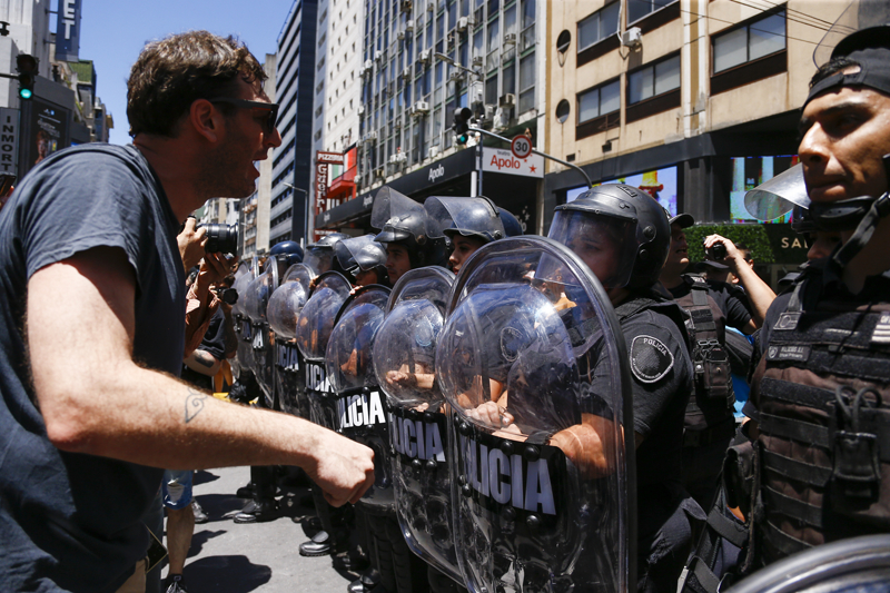 <p>Başkent Buenos Aires'te, Genel İş Konfederasyonu (CGT) çağrısıyla bir araya gelen binlerce kişi, Milei hükümetinin ekonomi politikasını ve kuralsızlaştırma kararnamesine tepki gösterdi.</p>