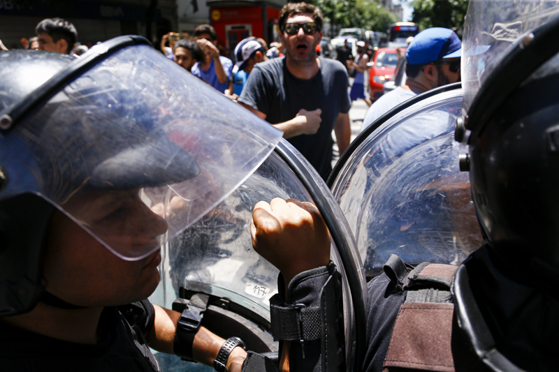 <p>CGT, hükümetin ekonomide önemli bir düzenleme yaparken, iş adamları ve sendikalardan oluşan 3'lü bir diyalog masası oluşturması gerektiğine işaret etti.</p>