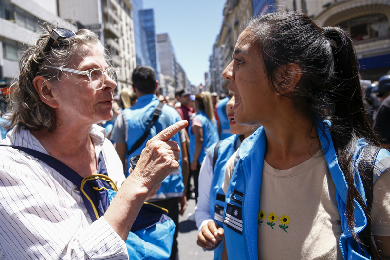 <p>Sendikaların iddiasına göre kararname kapsamında, grev hakkı sınırlandırılıyor, iş sözleşmeleri ve kıdem tazminatı sistemi değişiyor, çalışma kuralları yeniden tanımlanıyor, kamu şirketlerinin özelleştirilmesinin önü açılıyor, yıllık enflasyonun yüzde 160'ı aştığı durumlarda tüketicileri fiyat artışı karşısında koruyan yasa da yükümlülükten kalkıyor.</p>