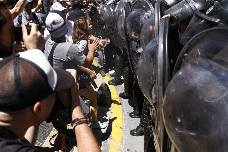 <p>Devlet Başkanı Milei, daha önceki açıklamalarında, ülkenin ekonomik anlamda 'zor' bir dönemden geçtiğini belirtmiş ve radikal kararlar alınacağını duyurmuştu.</p>