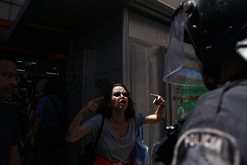 <p>Hükümet, yakın zamanda Gayri Safi Yurtiçi Hasıla'nın (GSYH) yüzde 5'ine denk gelen ve devlet harcamalarını yüzde 5 oranında kısmayı amaçlayan 7 bin kamu çalışanının sözleşmesini kararname ile feshetmişti.</p>