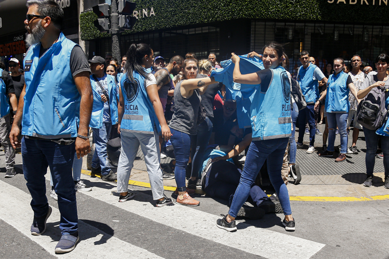 <p>Kamu harcamalarını ısrarla kısacağını vurgulayan Milei, sosyal destek harcamalarını azaltacağını ve zarar eden kamu kuruluşlarının özelleştirileceğini bildirmişti.</p>