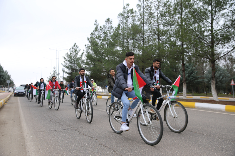 <p>D� �ktisadi ve �dari Bilimler Fak�ltesi �n�ne bisikletleri ve ellerinde Filistin bayraklar� ile gelen kat�l�mc�lar merkez Sur il�esindeki Ulucami �n�ne kadar pedal �evirdi.</p>