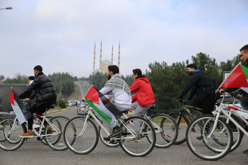 <p>Burada grup ad�na a��klama yapan Do�. Dr. Zakir El�i�ek, �srail taraf�ndan Gazze'ye y�nelik sald�r�lar�n devam etti�ini, bu sald�r�larda binlerce insan�n hayat�n� kaybetti�ini s�yledi.</p>