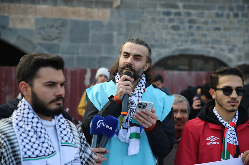 <p>El�i�ek, Gazze'de hayat�n� kaybeden Filistinlilere Allah'tan rahmet, yaral�lara �ifa, geride kalanlara ise sab�r ve dayanma g�c� dilediklerini belirtti.</p>