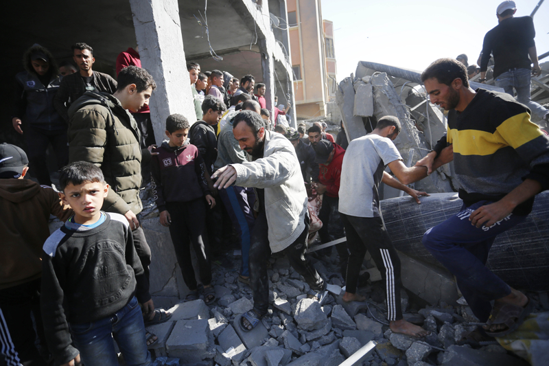 <p>İsrail'in Gazze Şeridi'ne saldırılarında en az 8 bin 800'ü çocuk, 6 bin 300'ü kadın olmak üzere, 21 bin 320 Filistinli öldürüldü, 55 bin 603 kişi de yaralandı. Enkaz altında binlerce ölü olduğu bildirilirken, halkın sığındığı hastane ve eğitim kurumları hedef alınarak sivil altyapı tahrip ediliyor.</p>