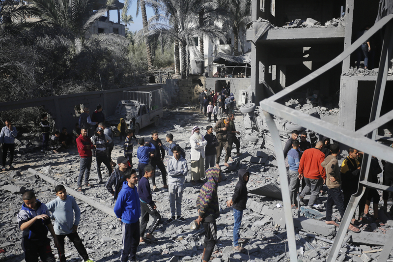 <p>İsrail'in Gazze Şeridi'ne saldırılarında en az 8 bin 800'ü çocuk, 6 bin 300'ü kadın olmak üzere, 21 bin 320 Filistinli öldürüldü, 55 bin 603 kişi de yaralandı. Enkaz altında binlerce ölü olduğu bildirilirken, halkın sığındığı hastane ve eğitim kurumları hedef alınarak sivil altyapı tahrip ediliyor.</p>