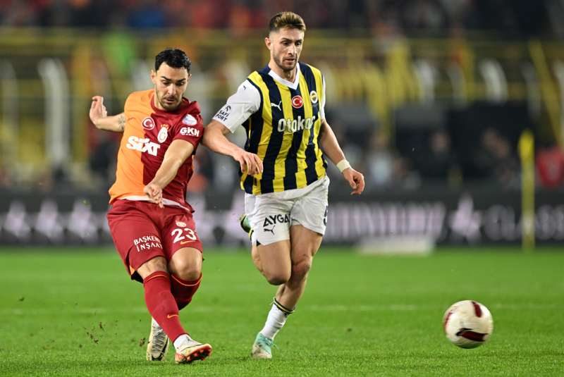 <p><b>TAKTİK - SİSTEM</b></p><p>Galatasaray Teknik Direktörü Okan Buruk, 0-0 biten derbide biraz daha kontrollü bir oyun oynattı. Deneyimli hoca, 1-2 değişiklikle istikrarlı kadrosunu sahaya sürerek derbide sonuca gidebilir. </p>