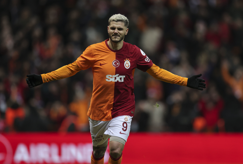 <p><b>DERBİ ASLANI MAURO ICARDI</b></p><p>Süper Lig'de bu sezon attığı gollerle fark yaratan Icardi, son oynanan Fenerbahçe maçı hariç oynadığı bütün derbilerde gol atarak ne kadar kaliteli bir golcü olduğunu gösterdi. Gününde olan bir Icardi, savunmada zaman zaman sıkıntı yaşayan Fenerbahçe'yi zorlayacak gibi duruyor. Becao'nun yokluğunu göz önüne aldığımızda doğru baskı, Icardi'nin tehlike yaratmasına büyük olanak sağlayacaktır. Sarı lacivertliler önlem almazsa derbide maçın adamını şimdiden açıklayabilir ve kupanın sahibini de tahin edebiliriz.</p>