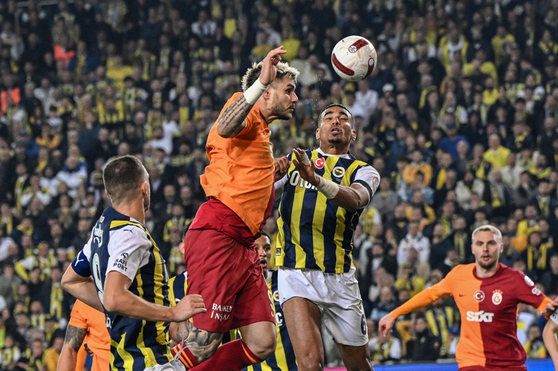 <p><b>YÜKSEK KONDİSYON</b></p><p>Derbide 'nefes'in yetmesi önemli olacak. Galatasaray, bu sezon öne geçtiği hiçbir maçı kolay kaybetmedi. Sarı kırmızılılar diğer büyük takımlara oranla kötü oynasa da maçlarını kazanmayı bildi. </p>