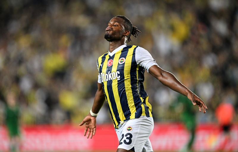 <p>Fenerbahe cephesi oyuncuyu kaybetmek istemese de gelecek bonservis teklifine gre bir karar verecek.</p>