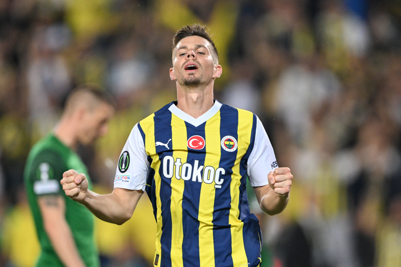 <p><b>3. MIHA ZAJC</b></p><p>Sezon banda Fenerbahe ile yeni szleme imzalayan Miha Zajc, sezonun ilk yarsnda gsterdii performansla eletirilerin odanda oldu. Uygun bir teklif gelmesi halinde Fenerbahe, Zajc ile yollarn ayracak.</p>