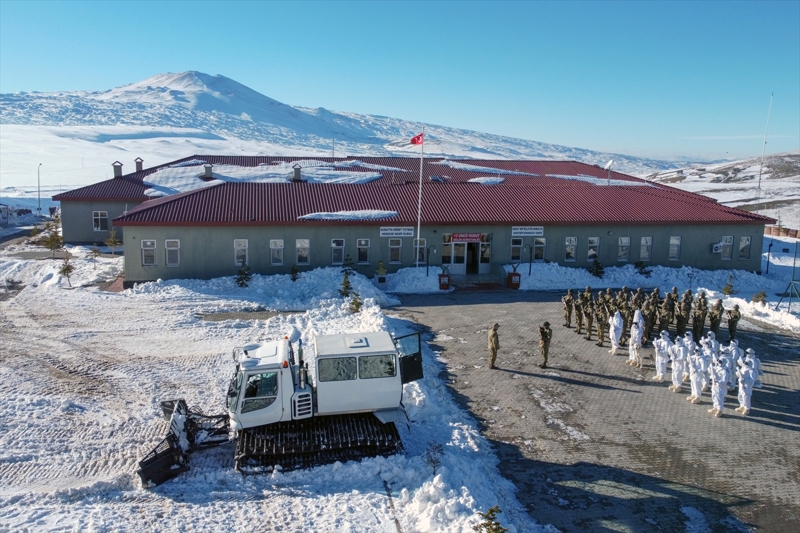 <p>Yerli ve milli teknolojik cihaz ve silahlarla snr gvenliini 7 gn 24 saat esasna gre salayan 'hudut kartallar' zorlu iklim koullar ve zaman zaman eksi 30 dereceyi bulan etin k artlarna ramen grevlerini baaryla srdryor.</p>