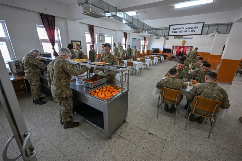 <p>Her intikal ncesi komando andn okuyarak, 'Korku nedir bilmeyiz, biz dalarn erleri' diyen Mehmetik, corafi koullara ve iklime uygun zel tehizatlarn ve kar kamuflajlarn giyerek devriye grevini gerekletiriyor.</p>