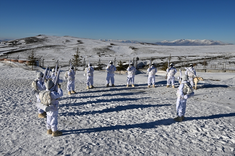 <p>Hudut kartallar, iki lke arasnda snr hatt boyunca uzanan duvara ramen, srekli devriye faaliyetlerini srdryor.</p>