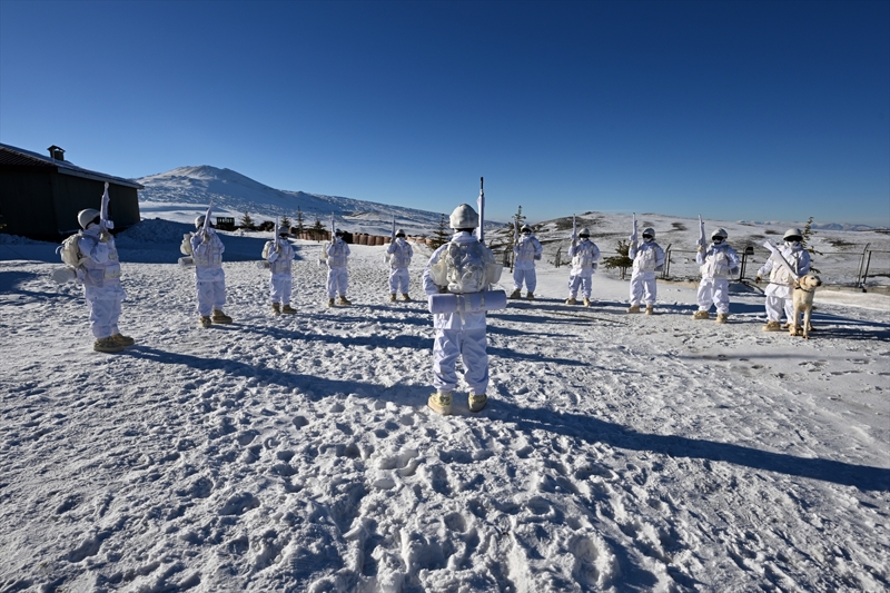 <p>Snr hattnda yer alan modler beton duvar sayesinde terristlerin szma giriimi, snrdan yasa d gei teebbsleri ve kaaklk giriimleri nleniyor.</p>