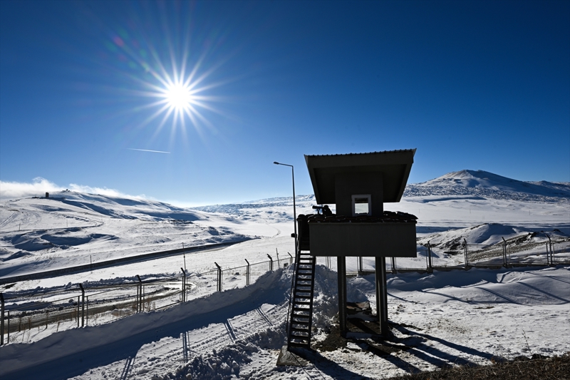 <p>3 metre yksekliinde, 30 santimetre kalnlndaki bloklardan oluan beton duvar, snr gemeye alanlarn nndeki en byk engellerden birini oluturuyor.</p>