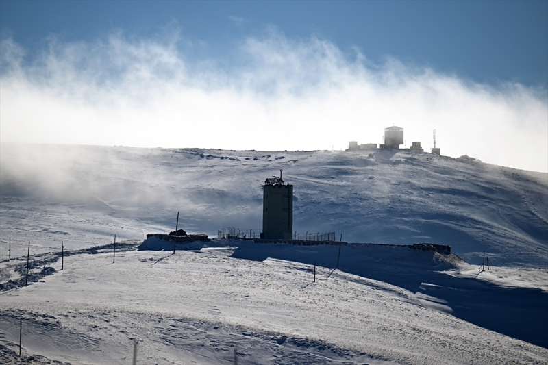 <p>Mehmetik, yerli imkanlarla retilen termal kameralarn yan sra evre gzetleme radarlaryla gece-gndz, her trl iklim ve hava artlarnda snr gvenliini salyor.</p>