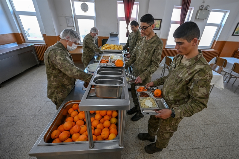<p>Hudut kartallar, snrn sfr noktasndaki devriye grevlerinde bazen tipi ve youn kar gibi engeller karlarna ksa da 7 gn 24 saat esasna gre sorumluluk blgesinin gvenliini daimi olarak salyor.</p>