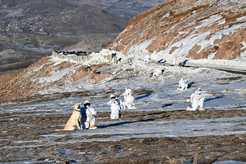 <p><b> MEHMETK'TEN YEN YIL MESAJI<br></b><br></p><p>13. Hudut Blk Komutan, Ar'nn Doubayazt ilesine 34 kilometre mesafede ve 2 bin 800 rakml tepede konulu olduklarn belirterek, unlar kaydetti:</p><p>'7 gn 24 saat esasna gre, gece ve gndz, zaman mefhumu gzetmeksizin tm Mehmetiklerimizle beraber, zorlu hava ve arazi artlarnda, elektro-optik sistemler, sismik sensrler ve radar sistemleri yardmyla, Trkiye-ran kara hududunun emniyetini salamaktayz. Al bayran glgesinde, milletimizin hizmetinde, hudut kartallar olarak buradayz. Snr boylarnn gvenlii sizlerin duas ve inancyla emin ellerde. Ziyaret Hudut Blk Komutanlndan tm milletimizin yeni yln kutluyoruz.'</p>