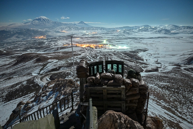 <p>Ar Doubayazt'taki 5'inci Hudut Tugay 4'nc Hudut Taburuna bal, 2 bin 800 rakmda konulu 13. Hudut Blk Komutanlnda grev yapan askerler, yeni ylda da grevinin bandayd.</p>