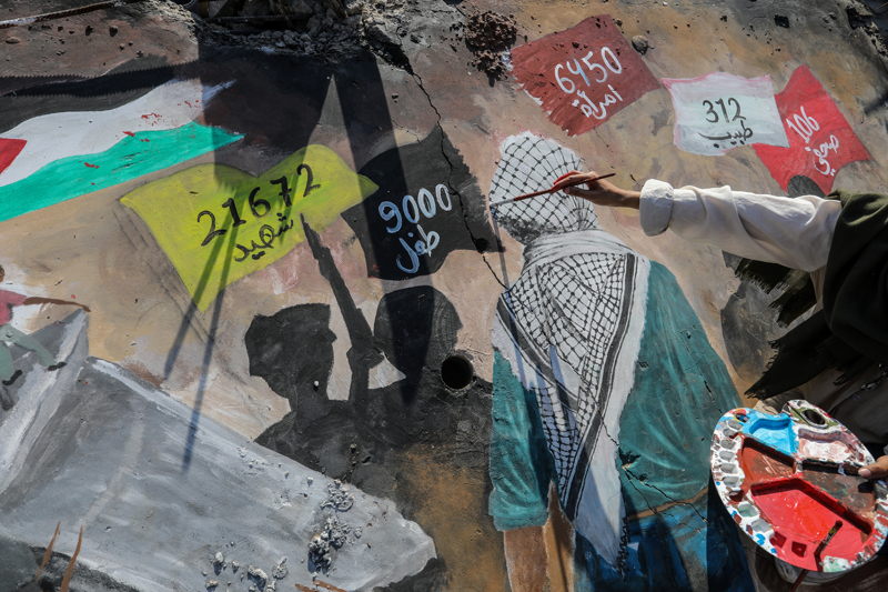 <p>Sosyal medyadan paylaşılan görüntülerde, Filistinli kadın sanatçı, İsrail'in bölgeye düzenlediği saldırılardaki kayıplara ve oluşan tahribata dikkati çekmek için 'GAZZE 2024' başlığıyla İsrail saldırısında yakılan bir evin enkazındaki betona felaketi çizdi.</p>