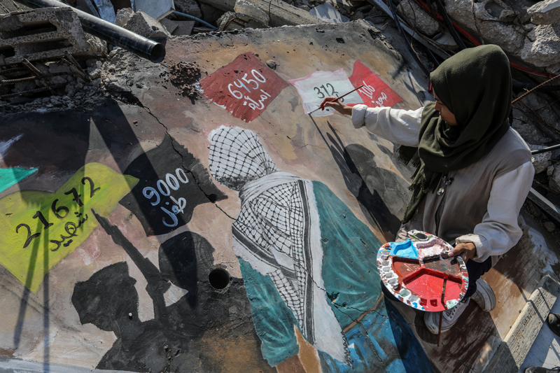 <p>Gazze'de İsrail saldırılarının yol açtığı insani felaketin yansıtıldığı çizimde, can kaybının 9 bini çocuk ve 6 bin 450'si kadın olmak üzere 21 bin 672'ye çıktığı belirtildi.</p>