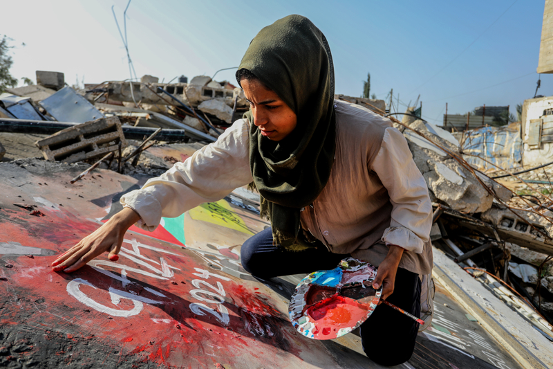 <p>İsrail'in Gazze Şeridi'ne saldırılarında en az 9 bin 100 çocuk, 6 bin 500 kadın olmak üzere, 21 bin 822 Filistinli öldürüldü, 56 bin 451 kişi de yaralandı. Enkaz altında binlerce ölü olduğu bildirilirken, halkın sığındığı hastane ve eğitim kurumları hedef alınarak sivil altyapı tahrip ediliyor.</p>