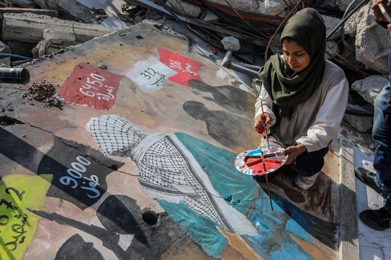 <p>Çatışmalara 24 Kasım'da 4 günlüğüne verilen ve daha sonra 3 gün daha uzatılan 'insani arada' 81 İsrailli ve 240 Filistinli esir karşılıklı serbest bırakıldı. Öte yandan İsrail, binlerce Filistinliyi alıkoyup hapsetmeye devam etti.</p>