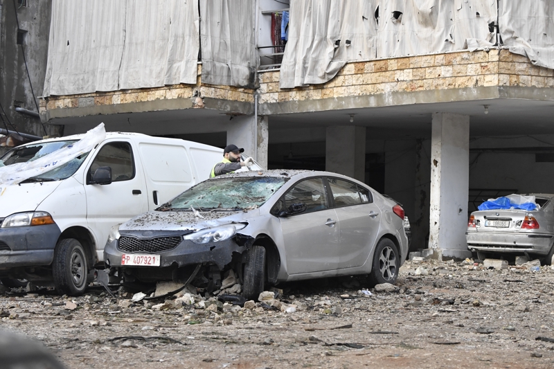 <p><b>- ÇEVREDEKİ BİNALARIN CAMLARI KIRILDI</b><br></p><p><b><br></b></p><p>Lübnan güvenlik yetkililerinin, günün ağarmasından sonra saldırıda kullanılan füzeye ait parçaları toplamaya devam ettiği görüldü.</p>