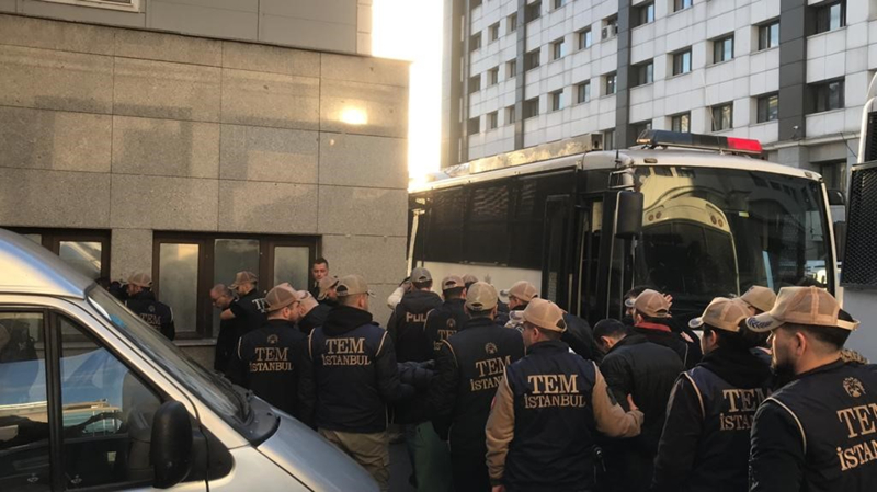 <p>İfade işlemleri devam eden şüpheliler sağlık kontrolü için Bayrampaşa Devlet Hastanesi'ne getirildi. <span >Burada sağlık kontrolünden geçirilen şüpheliler tekrar İstanbul Emniyet Müdürlüğü'ne götürüldü.</span></p>