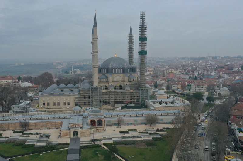 <p>Mimar Sinan'ın ustalık eserinin geleceğe güvenle taşınması amacıyla iç ve dış mekanda etap etap yürütülen çalışmalar esnasında cami, ibadete ve ziyarete açık tutuluyor.</p>
